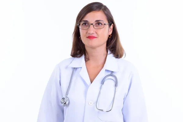 Rosto de mulher bonita médico com óculos pensando — Fotografia de Stock