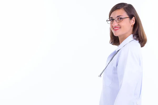 Visão de perfil de médico mulher bonita feliz com óculos olhando para a câmera — Fotografia de Stock