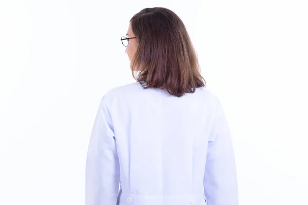 Visão traseira de médico mulher com óculos olhando por cima do ombro — Fotografia de Stock