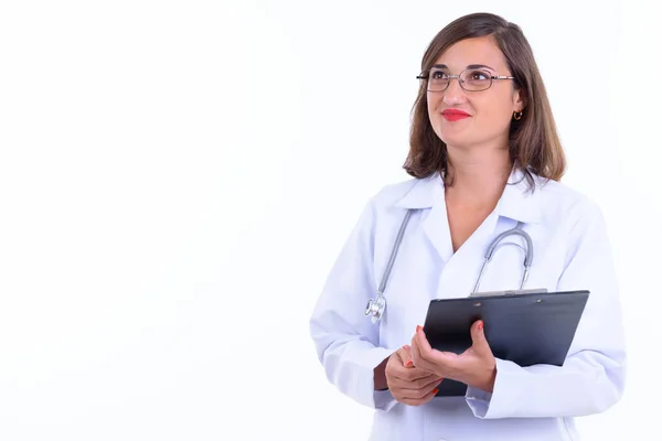 Krásná žena lékař myšlení při držení schránky — Stock fotografie