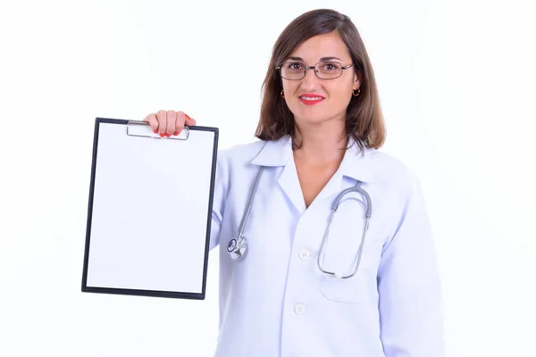 Médico mulher bonita feliz com óculos mostrando prancheta — Fotografia de Stock