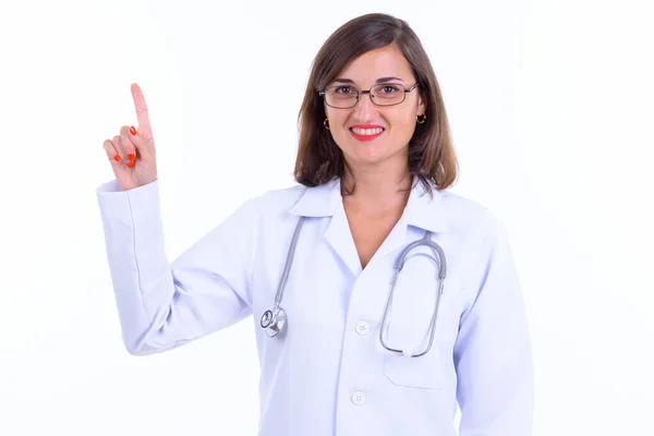 Médico mulher bonita feliz com óculos apontando para cima — Fotografia de Stock