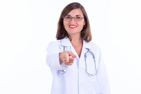 Feliz hermosa mujer médico con gafas apuntando a la cámara —  Fotos de Stock