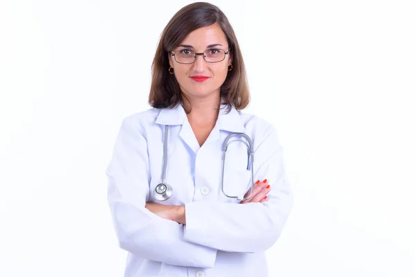 Krásná žena lékař nosí brýle se zkříženými pažemi — Stock fotografie