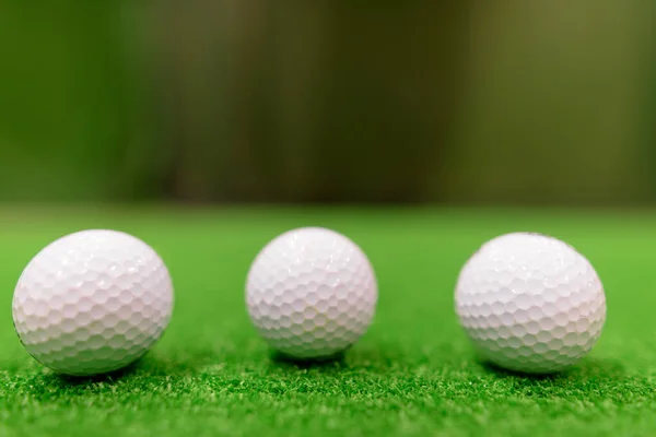 Bolas de golf en la superficie verde —  Fotos de Stock
