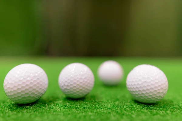 Golfbollar på grön yta — Stockfoto