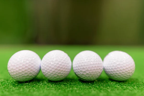 Piłki golfowe na zielonej powierzchni — Zdjęcie stockowe