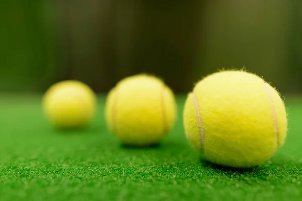 Μπάλες τένις σε πράσινη επιφάνεια — Φωτογραφία Αρχείου