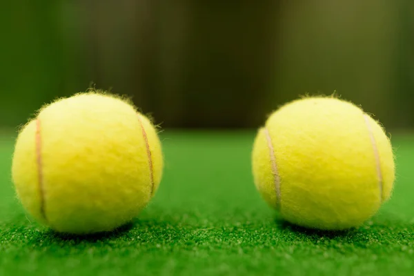 Pelotas de tenis en la superficie verde —  Fotos de Stock