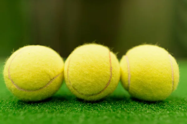 Pelotas de tenis en la superficie verde —  Fotos de Stock