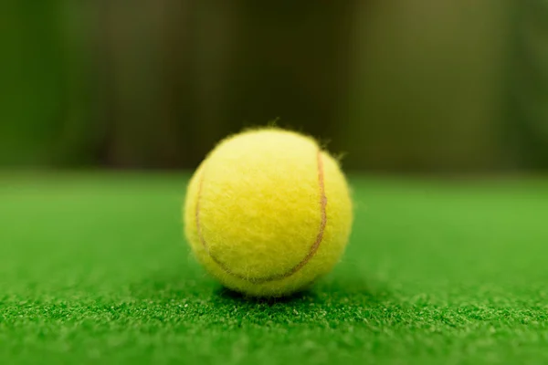 Μπάλες τένις σε πράσινη επιφάνεια — Φωτογραφία Αρχείου