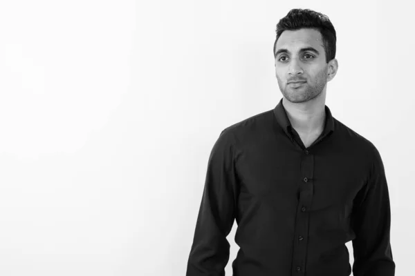 Junger gutaussehender indischer Geschäftsmann vor weißem Hintergrund — Stockfoto