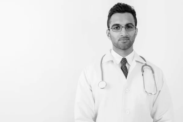 Junge hübsche indische Mann Arzt vor weißem Hintergrund — Stockfoto