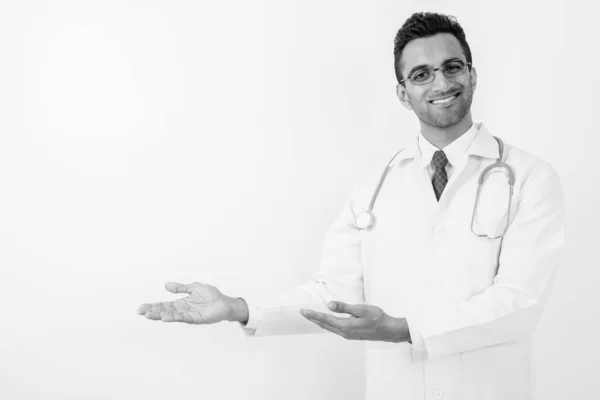 Jovem bonito indiano homem médico contra fundo branco — Fotografia de Stock