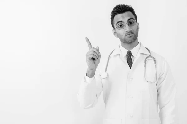 Fiatal jóképű indiai férfi orvos fehér háttér — Stock Fotó