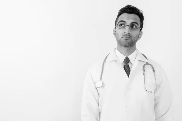 Studio Záběr Mladý Pohledný Indický Muž Lékař Proti Bílému Pozadí — Stock fotografie