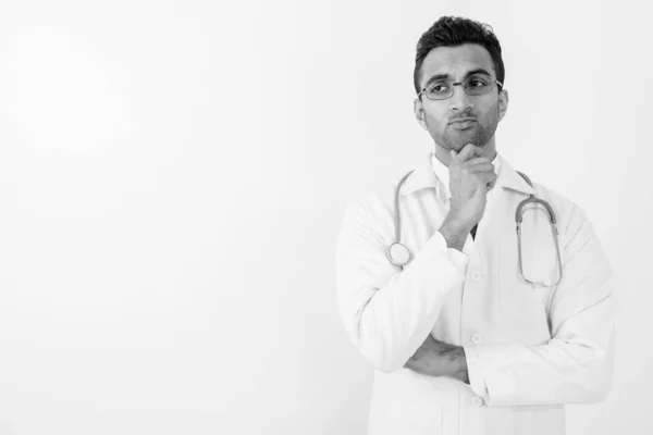 Estúdio Tiro Jovem Bonito Indiano Homem Médico Contra Fundo Branco — Fotografia de Stock