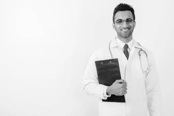 Estúdio Tiro Jovem Bonito Indiano Homem Médico Contra Fundo Branco — Fotografia de Stock