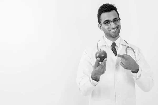 Estúdio Tiro Jovem Bonito Indiano Homem Médico Contra Fundo Branco — Fotografia de Stock