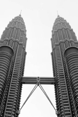 Malezya 'nın Kuala Lumpur kentindeki Ünlü Petronas Kulelerinin Düşük Açı Görünümü