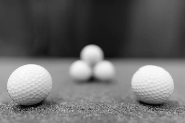 高尔夫球球在地面上飞散的特写镜头 — 图库照片