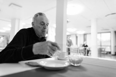 Komuta sizde Huzurevi Turku, Finlandiya için kafeteryada yemek yerken rahatlatıcı portresi