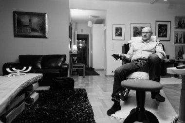 Olgun yakışıklı adam rahatlatıcı Finlandiya evde portresi