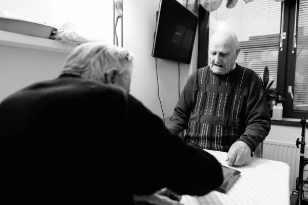 Portret Van Twee Senior Mannen Spelen Schaak Terwijl Ontspant Bij — Stockfoto