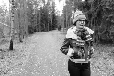 Ondan Turku, Finlandiya, tüm doğa ile elde ederken sıcak giysiler giyen olgun güzel kadın portresi