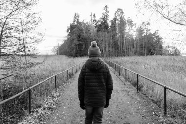 Uzak doğa ile Finlandiya'da gittikçe genç yakışıklı çocuk portresi