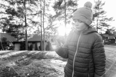 Uzak doğa ile Finlandiya'da gittikçe genç yakışıklı çocuk portresi