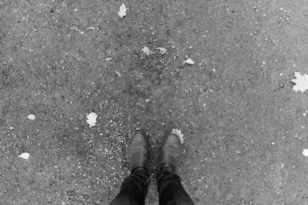 Adam Beton Zemin Kahverengi Ayakkabı Ayakta Havai Çekim — Stok fotoğraf