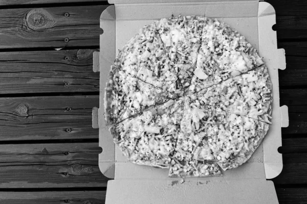 Hawaiian Pizza Directly Above Shot in black and white — Stock Photo, Image