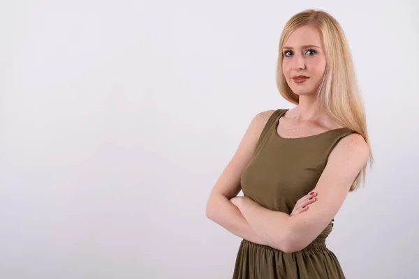 Jonge mooie Britse vrouw met blond haar tegen witte achtergrond — Stockfoto