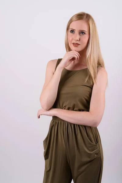 Giovane bella donna britannica con i capelli biondi contro sfondo bianco — Foto Stock