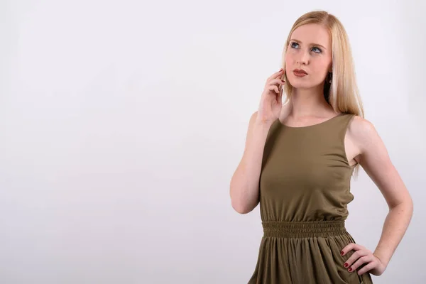 Jovem mulher britânica bonita com cabelo loiro contra fundo branco — Fotografia de Stock