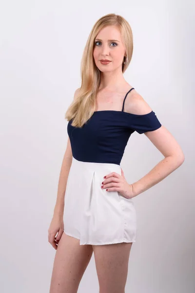 Ung vacker brittisk kvinna med blont hår mot vit bakgrund — Stockfoto