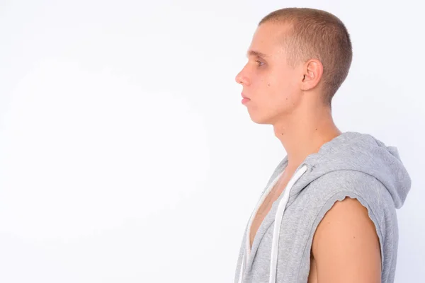 Visão de perfil de close-up de jovem homem rebelde careca — Fotografia de Stock