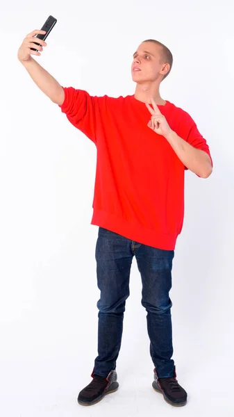 Full body shot of young bald man taking selfie — Stock Photo, Image