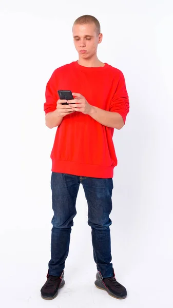 젊은 대머리 청년 이 전화기를 사용하여 찍은 전신 사진 — 스톡 사진