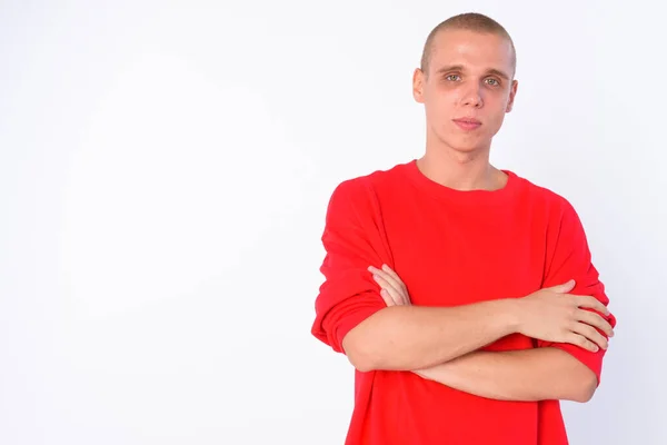Porträt eines jungen Mannes mit Glatze und verschränkten Armen — Stockfoto