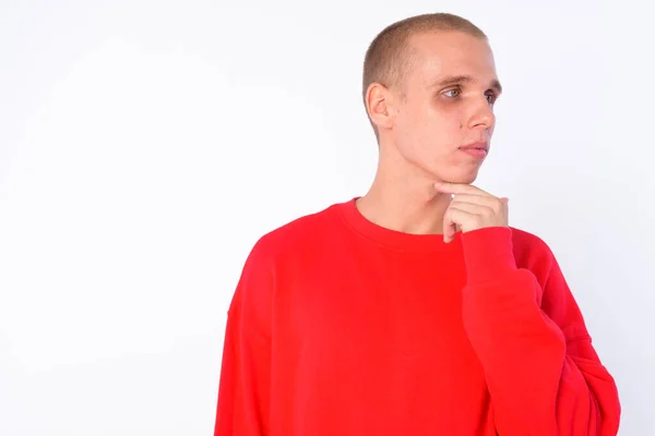 Rosto de jovem careca pensando enquanto olha para longe — Fotografia de Stock