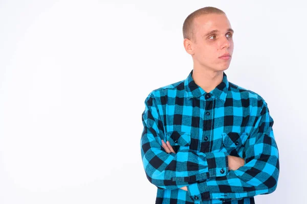 Retrato de jovem careca hipster homem pensando com braços cruzados — Fotografia de Stock