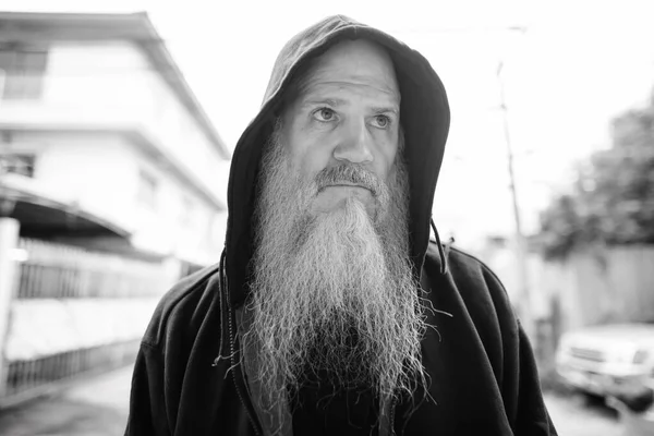 Arca érett kopasz férfi hosszú szürke szakáll gondolkodás az utcán a szabadban — Stock Fotó