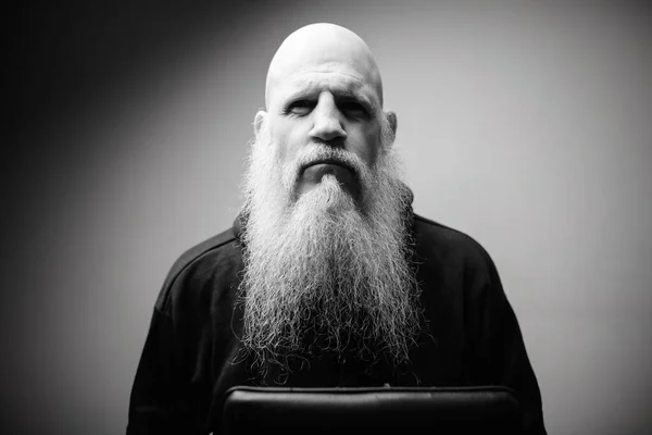 Portrét zralého plešatého vousatého muže s dramatickým záběrem v černé a bílé — Stock fotografie