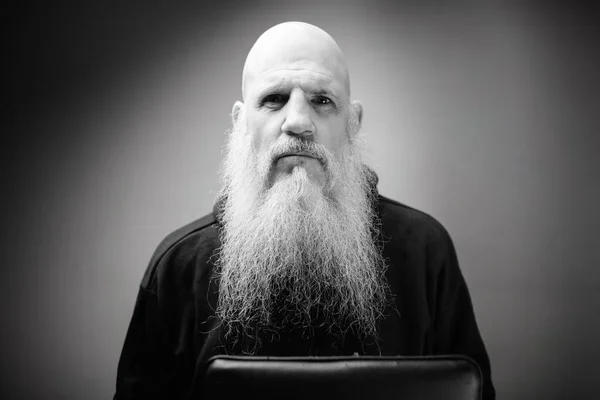 Портрет взрослого лысого бородатого человека с драматическим выстрелом в черно-белом цвете — стоковое фото