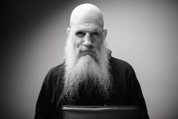 Портрет взрослого лысого бородатого человека с драматическим выстрелом в черно-белом цвете — стоковое фото