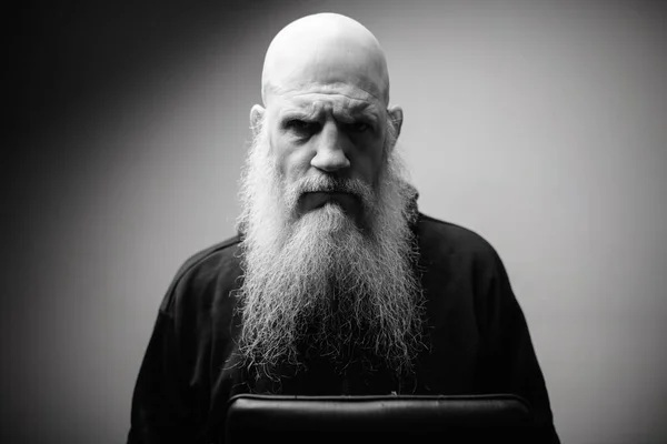 Portrét naštvaného zralého plešatého vousatého muže s dramatickým záběrem v černé a bílé — Stock fotografie