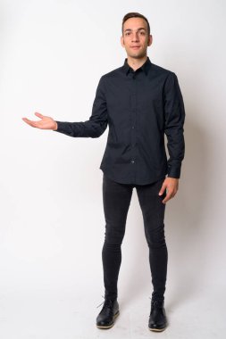 Genç İranlı iş adamının tüm vücudu bir şey gösteriyor.