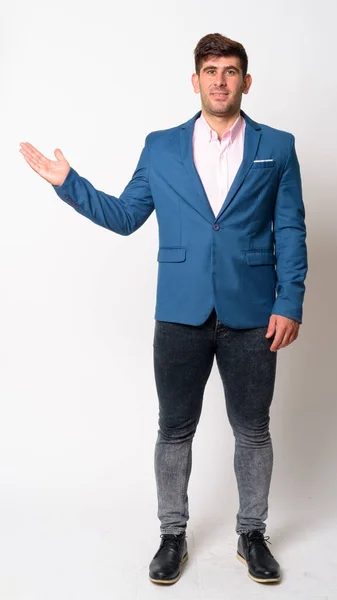 幸せな若いペルシャのビジネスマンのフルボディショットで何かを示すスーツ — ストック写真